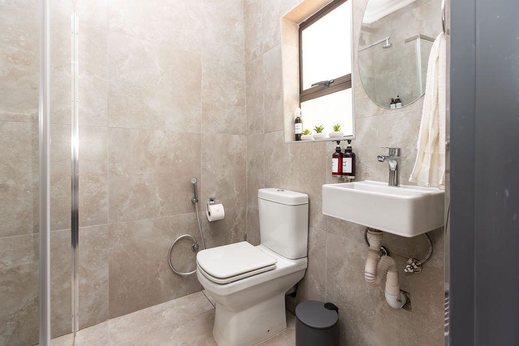 En-suite bathroom vanity and fittings